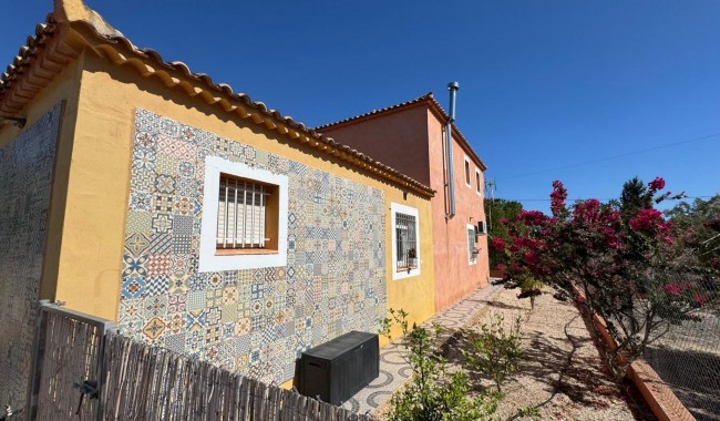 Resale - Finca - Albatera