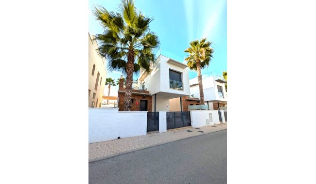 Resale - Villa - Cabo Roig