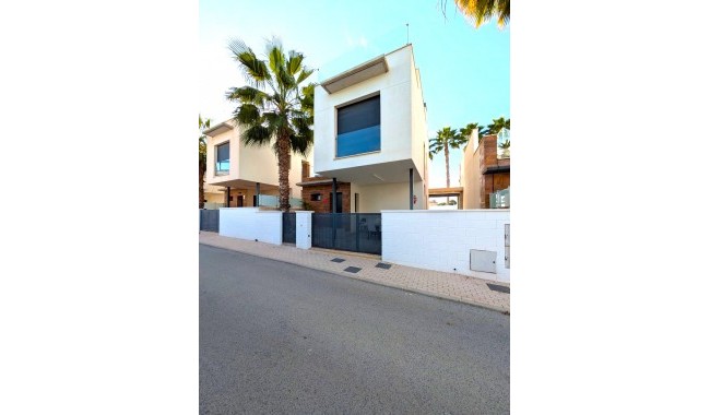 Resale - Villa - Cabo Roig