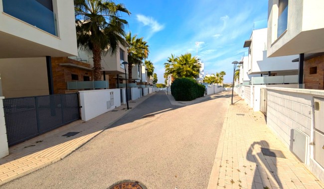 Resale - Villa - Cabo Roig