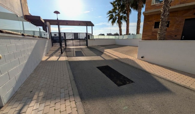 Resale - Villa - Cabo Roig