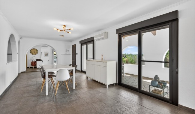 Resale - Villa - Santa Pola