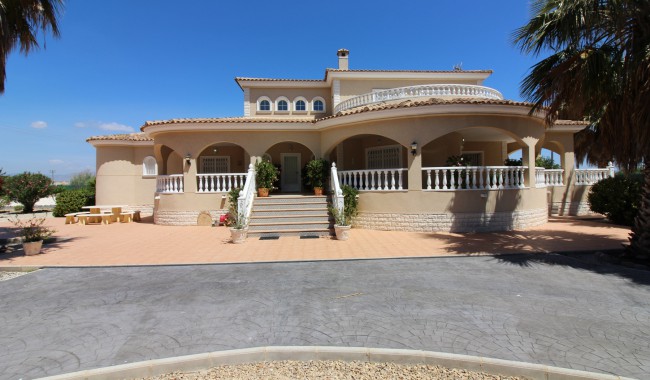 Resale - Villa - Daya Nueva