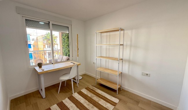 Resale - Apartment - Torrevieja - Playa de los Naufragos