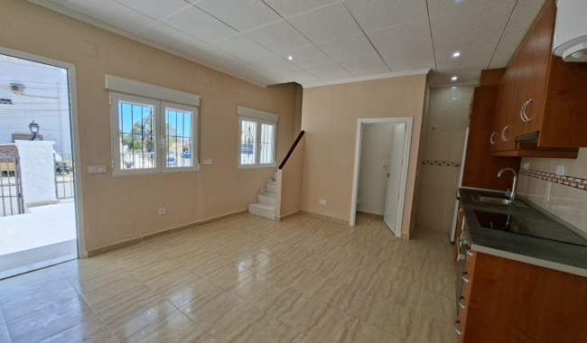 Resale - Townhouse - La Marina - La Marina - Urbanization