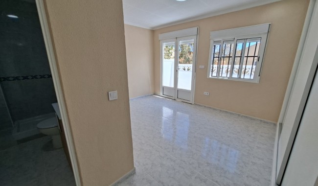 Resale - Townhouse - La Marina - La Marina - Urbanization