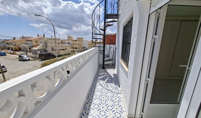 Resale - Townhouse - La Marina - La Marina - Urbanization