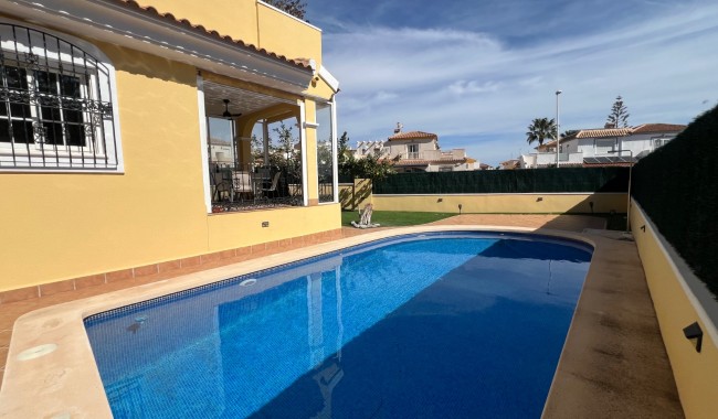 Resale - Villa - Orihuela Costa - Los Dolses