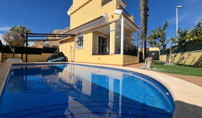 Resale - Villa - Orihuela Costa - Los Dolses