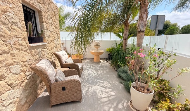 Resale - Villa - Los Montesinos - La Herrada