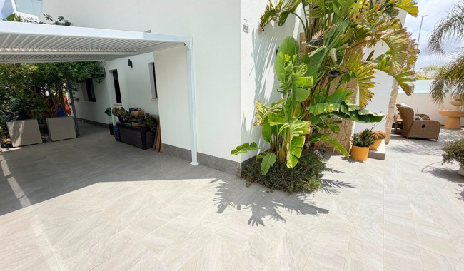 Resale - Villa - Los Montesinos - La Herrada
