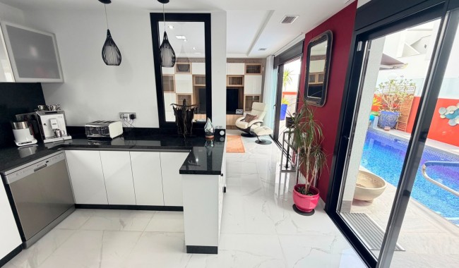 Resale - Villa - Los Montesinos - La Herrada