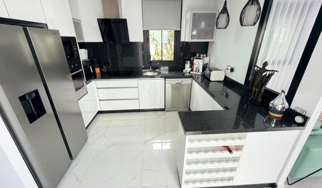 Resale - Villa - Los Montesinos - La Herrada