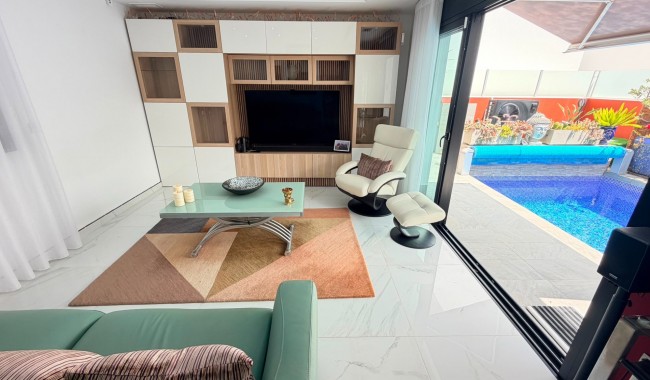 Resale - Villa - Los Montesinos - La Herrada