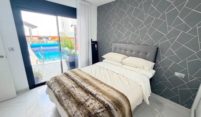 Resale - Villa - Los Montesinos - La Herrada