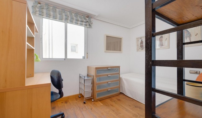 Resale - Apartment - Torrevieja - Playa de La Acequion