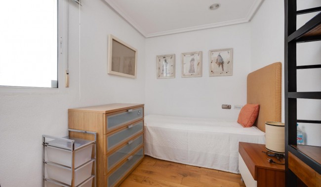 Resale - Apartment - Torrevieja - Playa de La Acequion