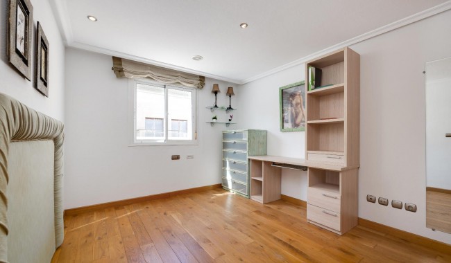 Resale - Apartment - Torrevieja - Playa de La Acequion