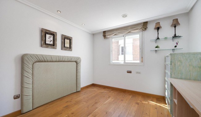 Resale - Apartment - Torrevieja - Playa de La Acequion