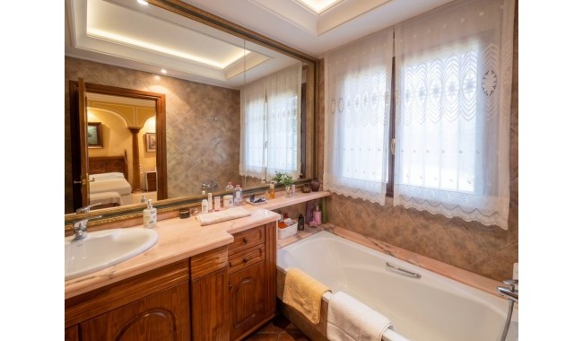 Resale - Villa - Elche