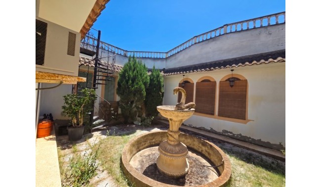 Resale - Villa - Elche
