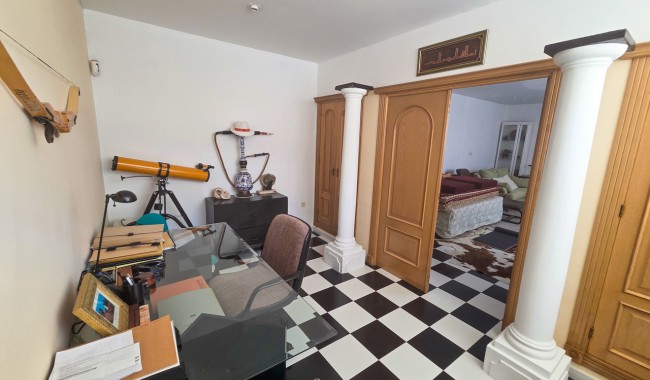Resale - Villa - Elche