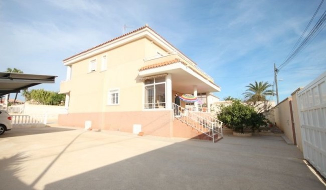 Begagnad - Villa - Torrevieja - Aguas Nuevas