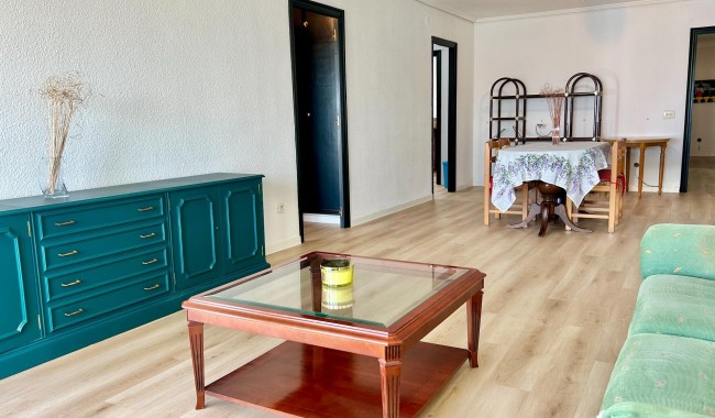 Resale - Apartment - Torrevieja - Paseo maritimo