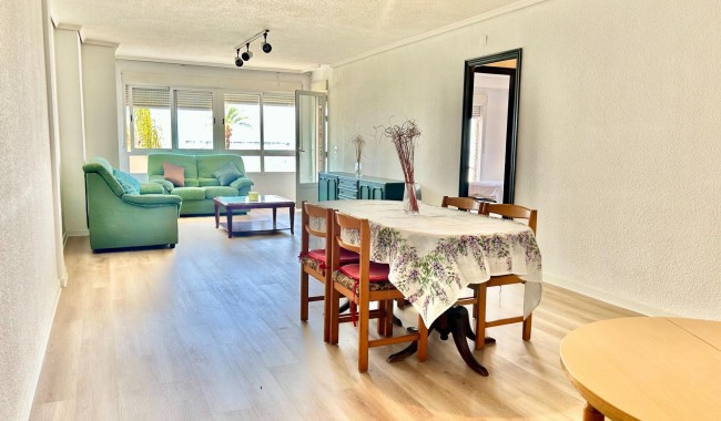Resale - Apartment - Torrevieja - Paseo maritimo