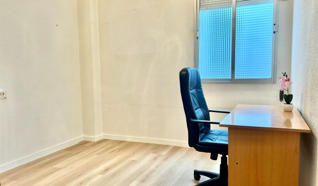Resale - Apartment - Torrevieja - Paseo maritimo