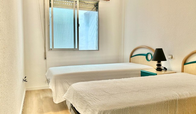 Resale - Apartment - Torrevieja - Paseo maritimo