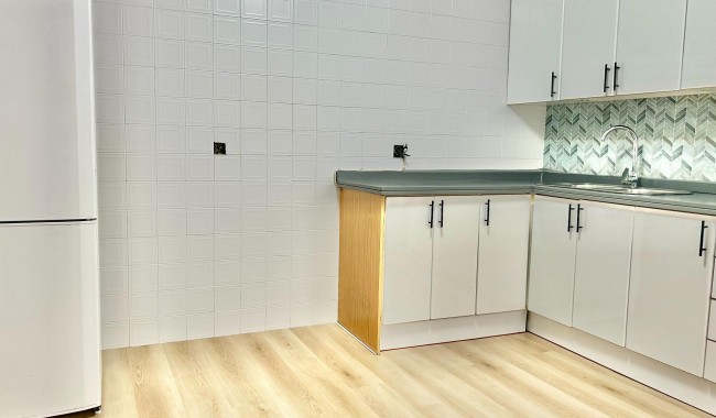 Resale - Apartment - Torrevieja - Paseo maritimo