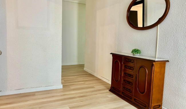Resale - Apartment - Torrevieja - Paseo maritimo