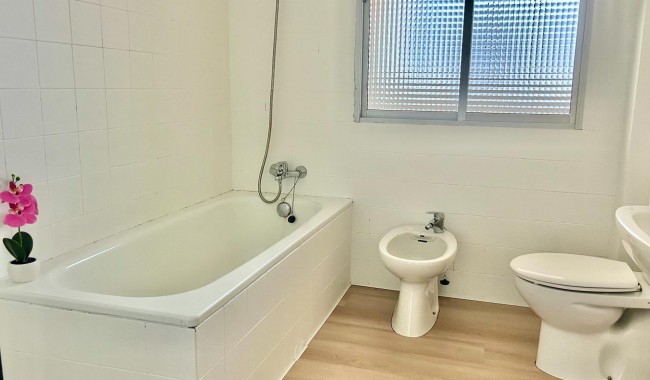 Resale - Apartment - Torrevieja - Paseo maritimo