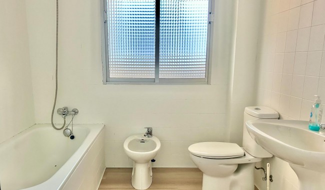 Resale - Apartment - Torrevieja - Paseo maritimo