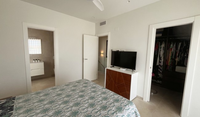 Resale - Villa - Los Montesinos - La Herrada