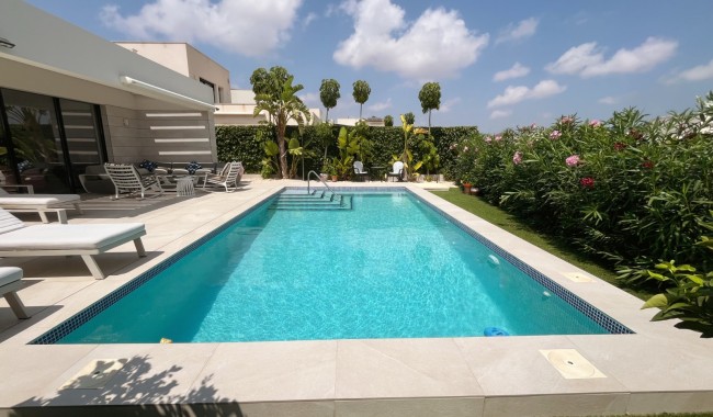 Resale - Villa - Los Montesinos - La Herrada
