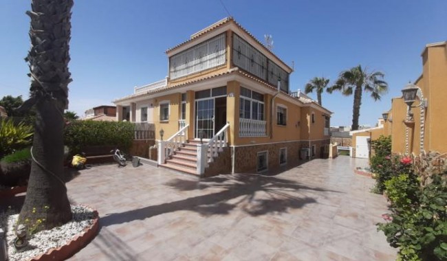 Begagnad - Villa - Torrevieja - Aguas Nuevas