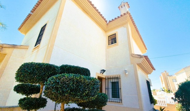 Brukt - Villa - Villamartín - Costa Blanca
