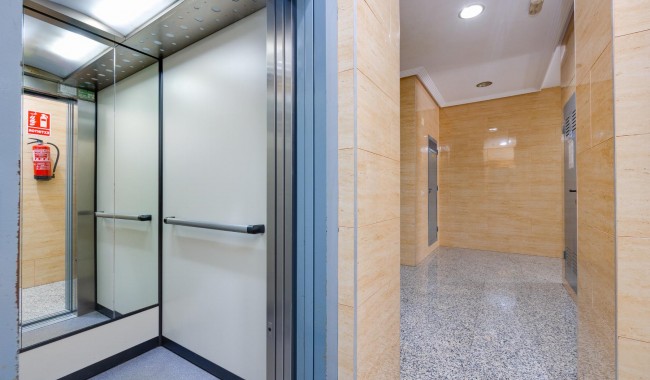 Resale - Apartment - Torrevieja - Playa de La Acequion