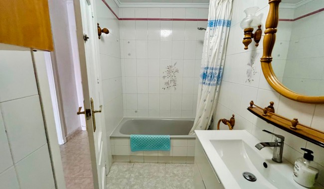 Resale - Apartment - Torrevieja - Playa de los locos
