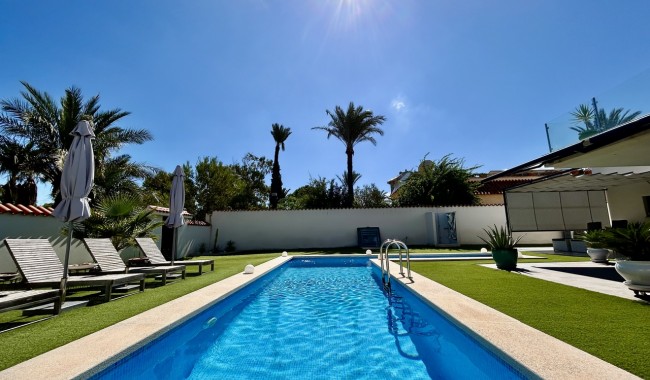 Resale - Villa - Los Urrutias