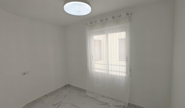 Resale - Apartment - Torrevieja - Acequion
