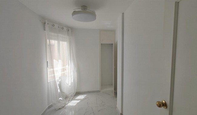 Resale - Apartment - Torrevieja - Acequion