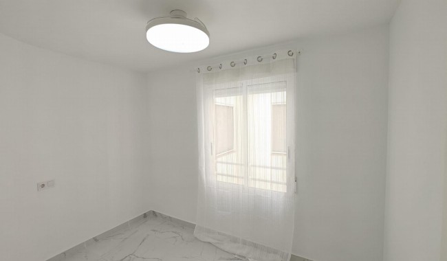 Resale - Apartment - Torrevieja - Acequion