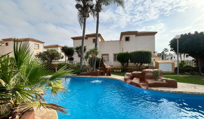 Begagnad - Quatro hus - Villamartín - PAU 8