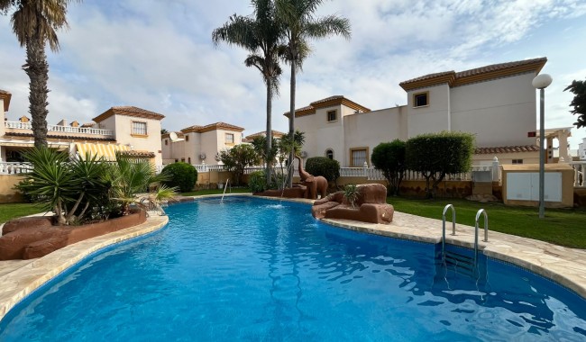 Begagnad - Quatro hus - Villamartín - PAU 8